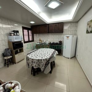 Casa com 105m², 3 dormitórios, 2 vagas, no bairro Interlagos em Caxias do Sul para Comprar