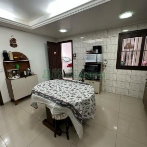 Casa com 105m², 3 dormitórios, 2 vagas, no bairro Interlagos em Caxias do Sul para Comprar