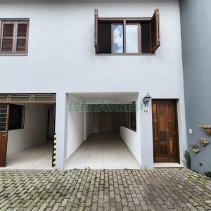 Casa com 105m², 3 dormitórios, 2 vagas, no bairro Interlagos em Caxias do Sul para Comprar