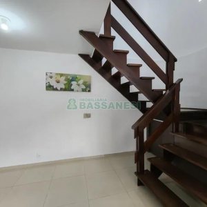 Casa com 105m², 3 dormitórios, 2 vagas, no bairro Interlagos em Caxias do Sul para Comprar