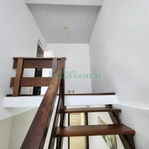 Casa com 105m², 3 dormitórios, 2 vagas, no bairro Interlagos em Caxias do Sul para Comprar