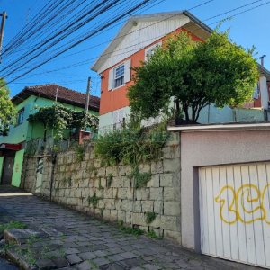 Casa com 100m², 3 dormitórios, 2 vagas, no bairro Centro em Caxias do Sul para Comprar