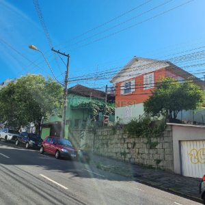 Casa com 100m², 3 dormitórios, 2 vagas, no bairro Centro em Caxias do Sul para Comprar