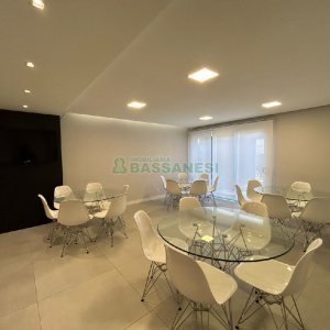 Apartamento com 80m², 2 dormitórios, 2 vagas, no bairro Vila Horn em Caxias do Sul para Comprar