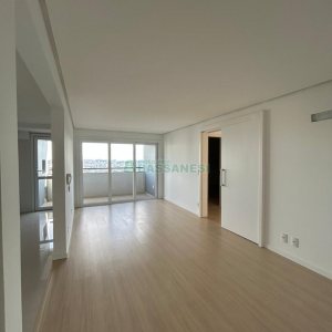 Apartamento com 80m², 2 dormitórios, 2 vagas, no bairro Vila Horn em Caxias do Sul para Comprar
