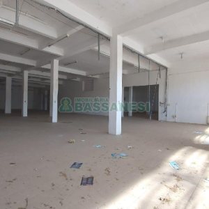 Loja com 700m², 4 vagas, no bairro Nossa Senhora de Fátima em Caxias do Sul para Alugar ou Comprar