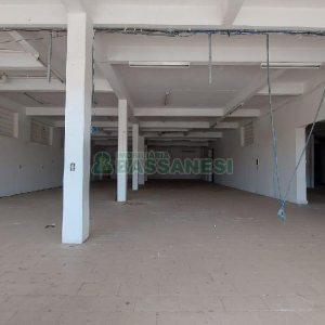 Loja com 700m², 4 vagas, no bairro Nossa Senhora de Fátima em Caxias do Sul para Alugar ou Comprar