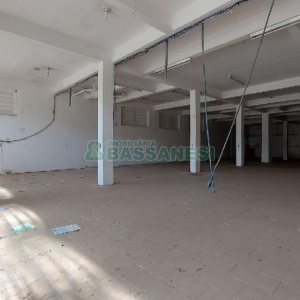 Loja com 700m², 4 vagas, no bairro Nossa Senhora de Fátima em Caxias do Sul para Alugar ou Comprar