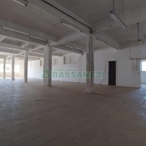 Loja com 700m², 4 vagas, no bairro Nossa Senhora de Fátima em Caxias do Sul para Alugar ou Comprar