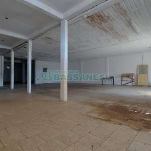 Loja com 700m², 4 vagas, no bairro Nossa Senhora de Fátima em Caxias do Sul para Alugar ou Comprar