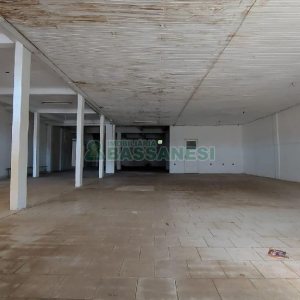 Loja com 700m², 4 vagas, no bairro Nossa Senhora de Fátima em Caxias do Sul para Alugar ou Comprar