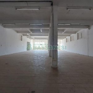 Loja com 700m², 4 vagas, no bairro Nossa Senhora de Fátima em Caxias do Sul para Alugar ou Comprar