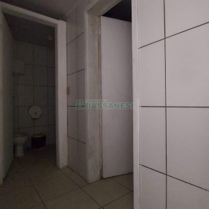 Loja com 700m², 4 vagas, no bairro Nossa Senhora de Fátima em Caxias do Sul para Alugar ou Comprar