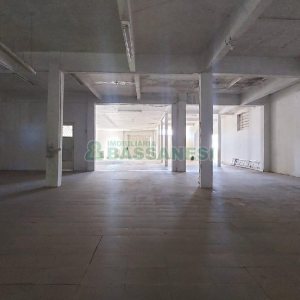 Loja com 700m², 4 vagas, no bairro Nossa Senhora de Fátima em Caxias do Sul para Alugar ou Comprar