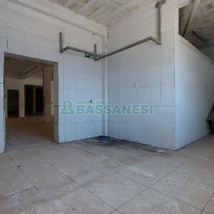 Loja com 700m², 4 vagas, no bairro Nossa Senhora de Fátima em Caxias do Sul para Alugar ou Comprar