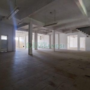 Loja com 700m², 4 vagas, no bairro Nossa Senhora de Fátima em Caxias do Sul para Alugar ou Comprar