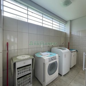 Casa Mobiliada com 280m², 3 dormitórios, 2 vagas, no bairro Cinqüentenário em Caxias do Sul para Alugar