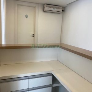 Sala com 68m², 2 vagas, no bairro Pio X em Caxias do Sul para Comprar