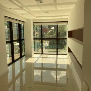 Sala com 68m², 2 vagas, no bairro Pio X em Caxias do Sul para Comprar