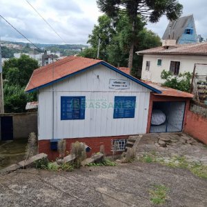 Casa com 200m², 3 dormitórios, 1 vaga, no bairro Universitário em Caxias do Sul para Comprar