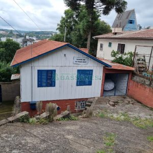 Casa com 200m², 3 dormitórios, 1 vaga, no bairro Universitário em Caxias do Sul para Comprar