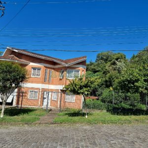 Casa com 650m², 3 dormitórios, 2 vagas, no bairro Santa Catarina em Caxias do Sul para Comprar
