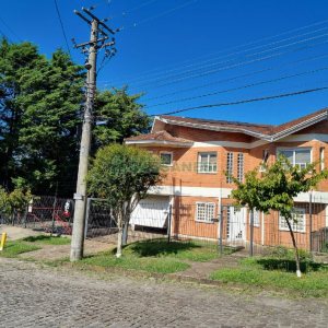 Casa com 650m², 3 dormitórios, 2 vagas, no bairro Santa Catarina em Caxias do Sul para Comprar