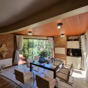 Casa com 650m², 3 dormitórios, 2 vagas, no bairro Santa Catarina em Caxias do Sul para Comprar