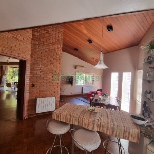 Casa com 650m², 3 dormitórios, 2 vagas, no bairro Santa Catarina em Caxias do Sul para Comprar