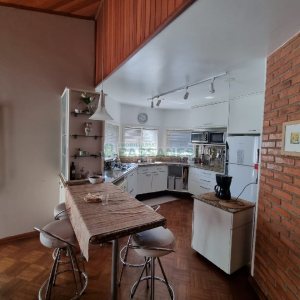 Casa com 650m², 3 dormitórios, 2 vagas, no bairro Santa Catarina em Caxias do Sul para Comprar
