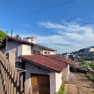Casa com 240m², 6 dormitórios, 3 vagas, no bairro São Leopoldo em Caxias do Sul para Alugar