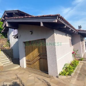 Casa com 240m², 6 dormitórios, 3 vagas, no bairro São Leopoldo em Caxias do Sul para Alugar