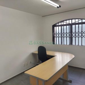 Casa com 260m², 3 dormitórios, 3 vagas, no bairro Santa Catarina em Caxias do Sul para Comprar