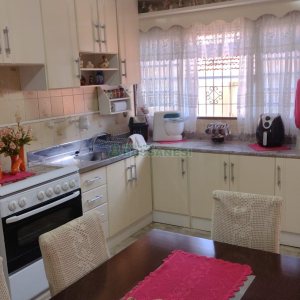 Casa com 170m², 6 dormitórios, 2 vagas, no bairro Bela Vista em Caxias do Sul para Comprar