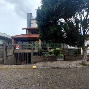 Casa com 340m², 3 dormitórios, 3 vagas, no bairro Panazzolo em Caxias do Sul para Comprar