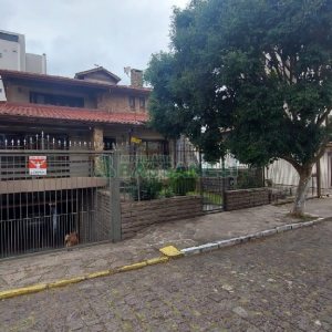 Casa com 340m², 3 dormitórios, 3 vagas, no bairro Panazzolo em Caxias do Sul para Comprar