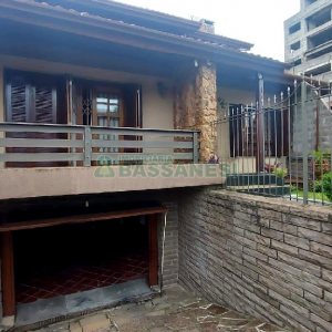 Casa com 340m², 3 dormitórios, 3 vagas, no bairro Panazzolo em Caxias do Sul para Comprar