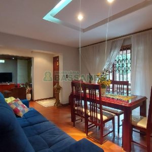 Casa com 340m², 3 dormitórios, 3 vagas, no bairro Panazzolo em Caxias do Sul para Comprar