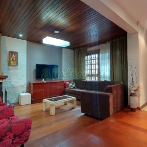 Casa com 340m², 3 dormitórios, 3 vagas, no bairro Panazzolo em Caxias do Sul para Comprar