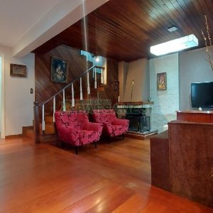 Casa com 340m², 3 dormitórios, 3 vagas, no bairro Panazzolo em Caxias do Sul para Comprar