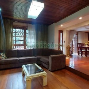 Casa com 340m², 3 dormitórios, 3 vagas, no bairro Panazzolo em Caxias do Sul para Comprar