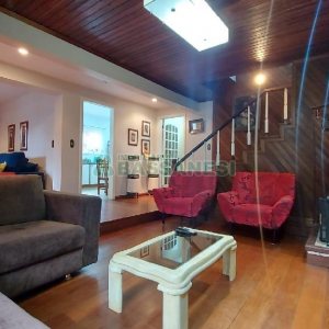 Casa com 340m², 3 dormitórios, 3 vagas, no bairro Panazzolo em Caxias do Sul para Comprar