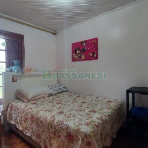 Casa com 340m², 3 dormitórios, 3 vagas, no bairro Panazzolo em Caxias do Sul para Comprar