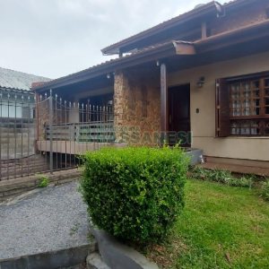 Casa com 340m², 3 dormitórios, 3 vagas, no bairro Panazzolo em Caxias do Sul para Comprar