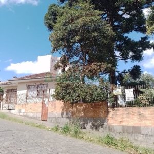 Casa com 187m², 5 dormitórios, 2 vagas, no bairro Pio X em Caxias do Sul para Comprar