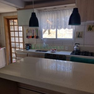 Sobrado com 84m², 2 dormitórios, 1 vaga, no bairro Charqueadas em Caxias do Sul para Comprar