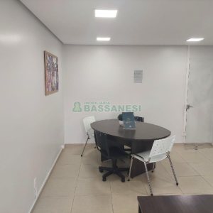 Loja com 129m², no bairro Cinqüentenário em Caxias do Sul para Comprar