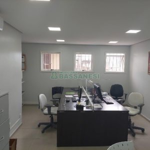 Loja com 129m², no bairro Cinqüentenário em Caxias do Sul para Comprar