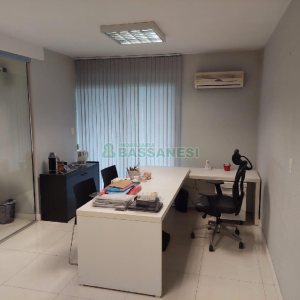 Predio com 580m², 4 vagas, no bairro Planalto em Caxias do Sul para Alugar ou Comprar