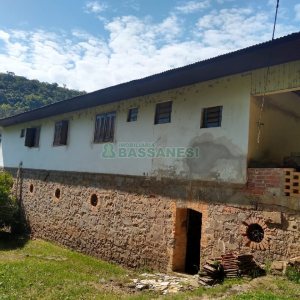 Chácara com 230m², 5 dormitórios, 2 vagas, no bairro Galópolis em Caxias do Sul para Comprar